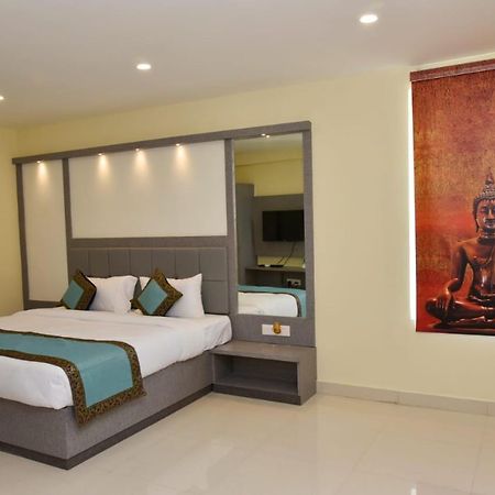 Hotel Tridev Grand พาราณสี ภายนอก รูปภาพ