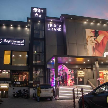 Hotel Tridev Grand พาราณสี ภายนอก รูปภาพ
