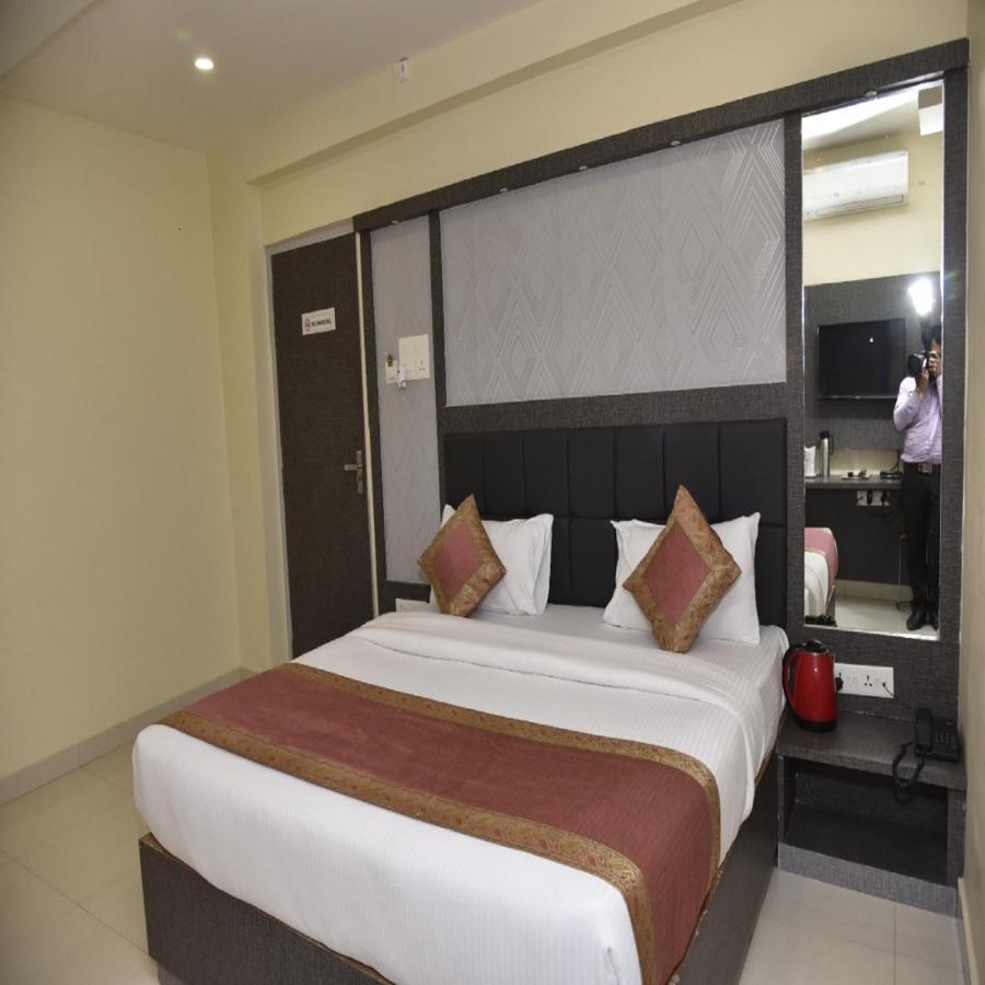 Hotel Tridev Grand พาราณสี ภายนอก รูปภาพ